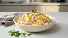 Sałatka hawajska z ryżem i ananasem – kremowa, słodko-słona klasyka