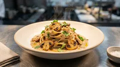 Kremowy sos pieczarkowo-ziołowy z tofu do makaronu – szybki, roślinny obiad