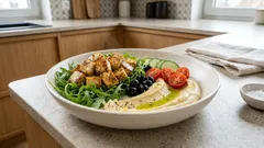 Tofu w stylu greckim z hummusem i oliwkami – szybki, lekki obiad bez mięsa