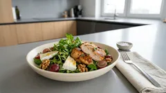 Sałatka z winogronami, kurczakiem i Brie – szybka, a wygląda bardzo elegancko