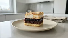 Pleśniak z powidłami i bezą – kruche ciasto, które zawsze równo się kroi